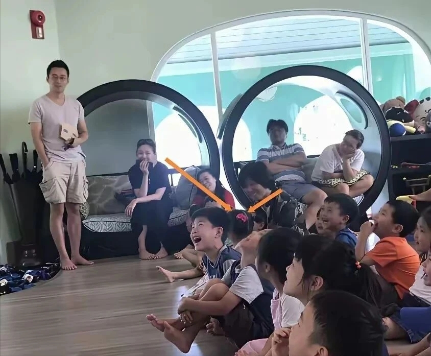 乐鱼体育入口-大s去小玥儿学校照曝光！一脸慈母样好温柔，和小杨阿姨相处融洽